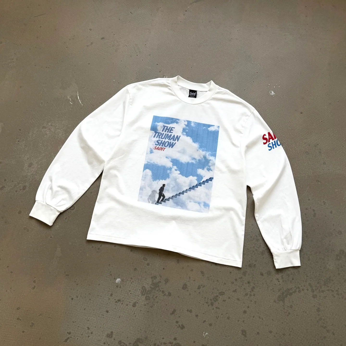 P158 # CTS-100 Saint tribute to the movie "The Truman Show" limited co-branded long-sleeved version. Original 280g heavyweight fabric after washing. Retro single stitch heaven and earth needle crafts. Heavy Assute fermentation mill wash water. White ink direct-jet printing. Size: S M L XL Saint’s latest 10.11 long-sleeved product is a limited edition co-branded with the movie “The Truman Show.” This long-sleeved product uses brand-new customized fabrics that are consistent with the original version. This is also the point of view explained by the manager Yuta Hosokawa at this year’s Paris Fashion Week. He wants to express his own brand Saint Michael has made a new and comprehensive upgrade. Compared with the old model, the new fabric has a higher count and heavier weight. With the blessing of the garment fermentation mill and washing process, the hand feel and texture are ceiling-level. Brothers will know our sincerity when they get it!    Going back to the theme of this item, the front print is a sublimated scene at the end of the movie "The Truman Show". The protagonist Truman bravely faces reality, breaks through the false cage, and looks for freedom and truth.    The back print is a classic line in the movie, "If I never see you again, I wish you good morning, good afternoon, and good night." "Life is like a play, and play is like life." The entire garment is made using the most common and complex single-needle sewing process (commonly known as the single-thread heaven-and-earth needle) found in vintage vintage brands such as Saint Michael.